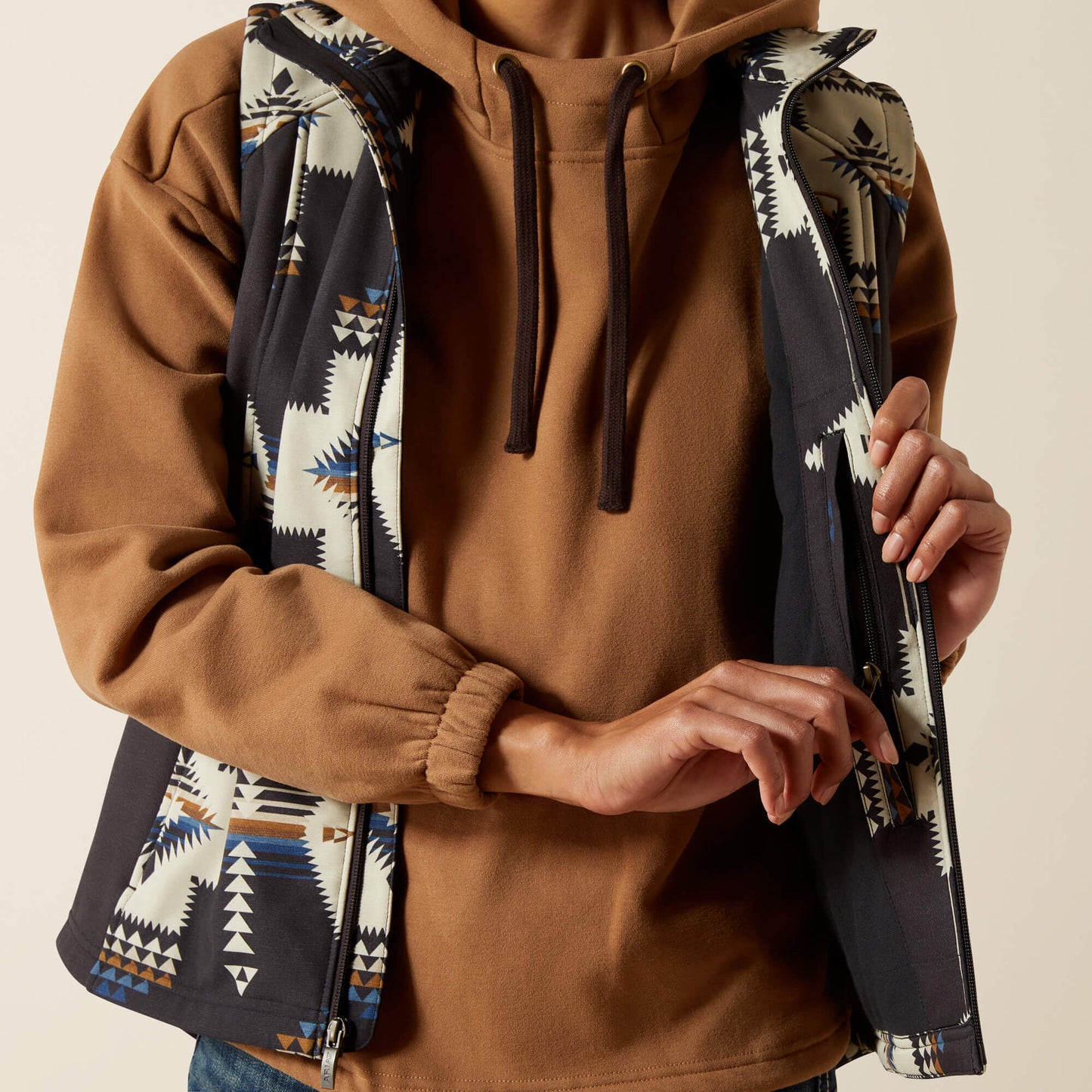 Ariat Outlet - Ariat Logo Softshell Print Vest